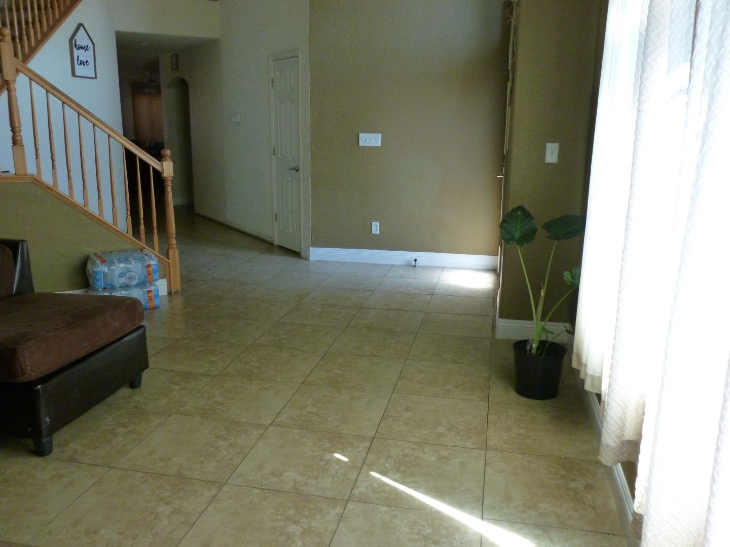 Detail Gallery Image 5 of 23 For 1013 Chenin Blanc St, Los Banos,  CA 93635 - 5 Beds | 3 Baths