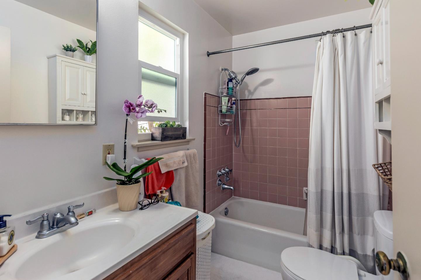 Detail Gallery Image 17 of 30 For 1249 Oak Grove Ave, Burlingame,  CA 94010 - – Beds | – Baths