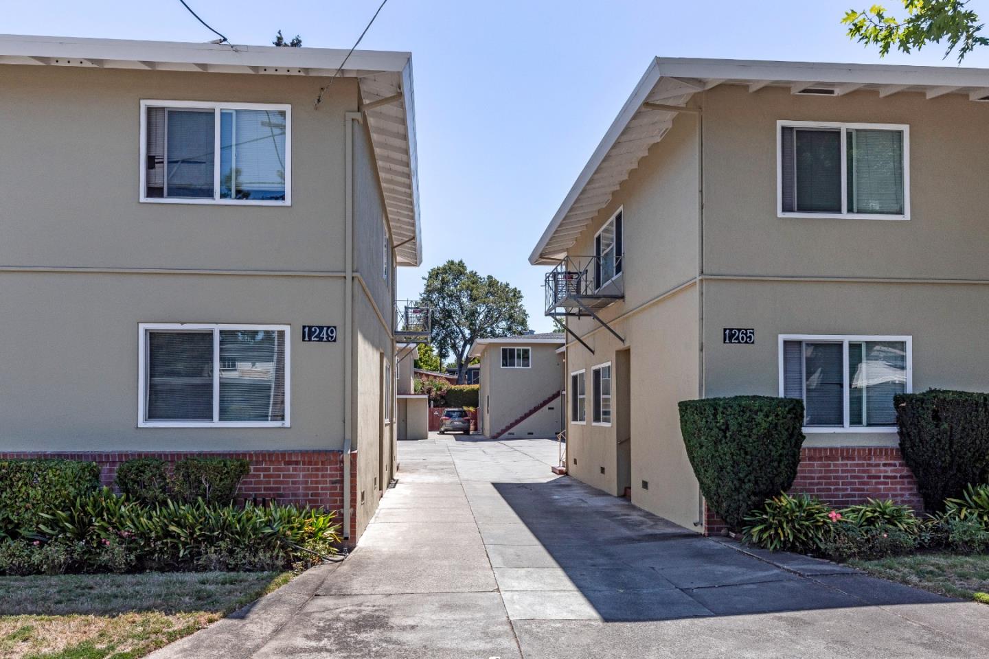 Detail Gallery Image 2 of 30 For 1249 Oak Grove Ave, Burlingame,  CA 94010 - – Beds | – Baths