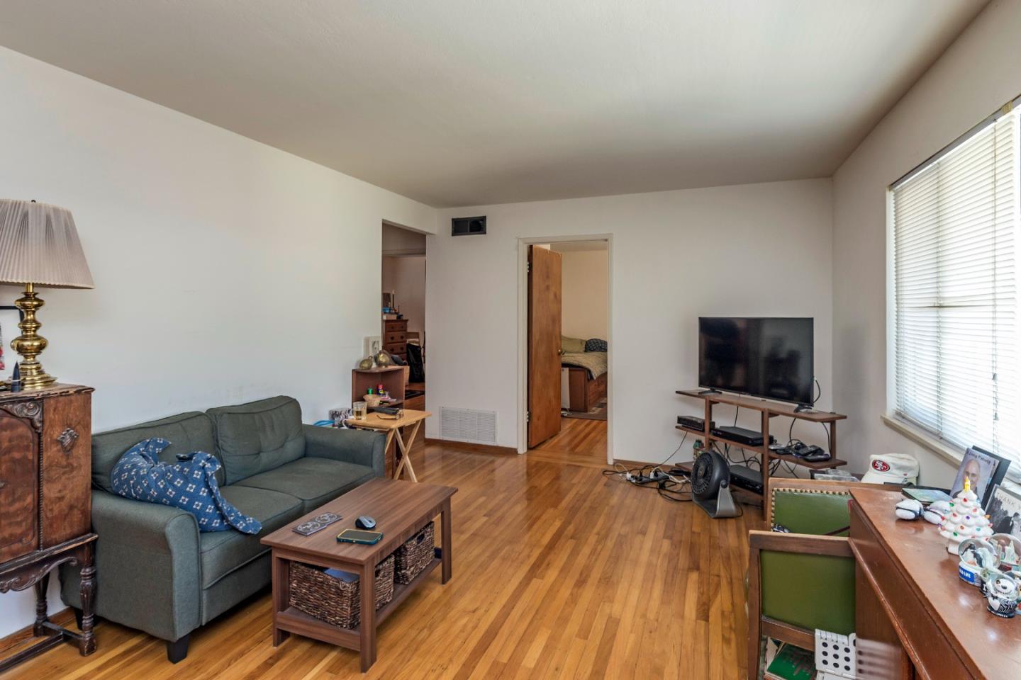 Detail Gallery Image 23 of 30 For 1249 Oak Grove Ave, Burlingame,  CA 94010 - – Beds | – Baths