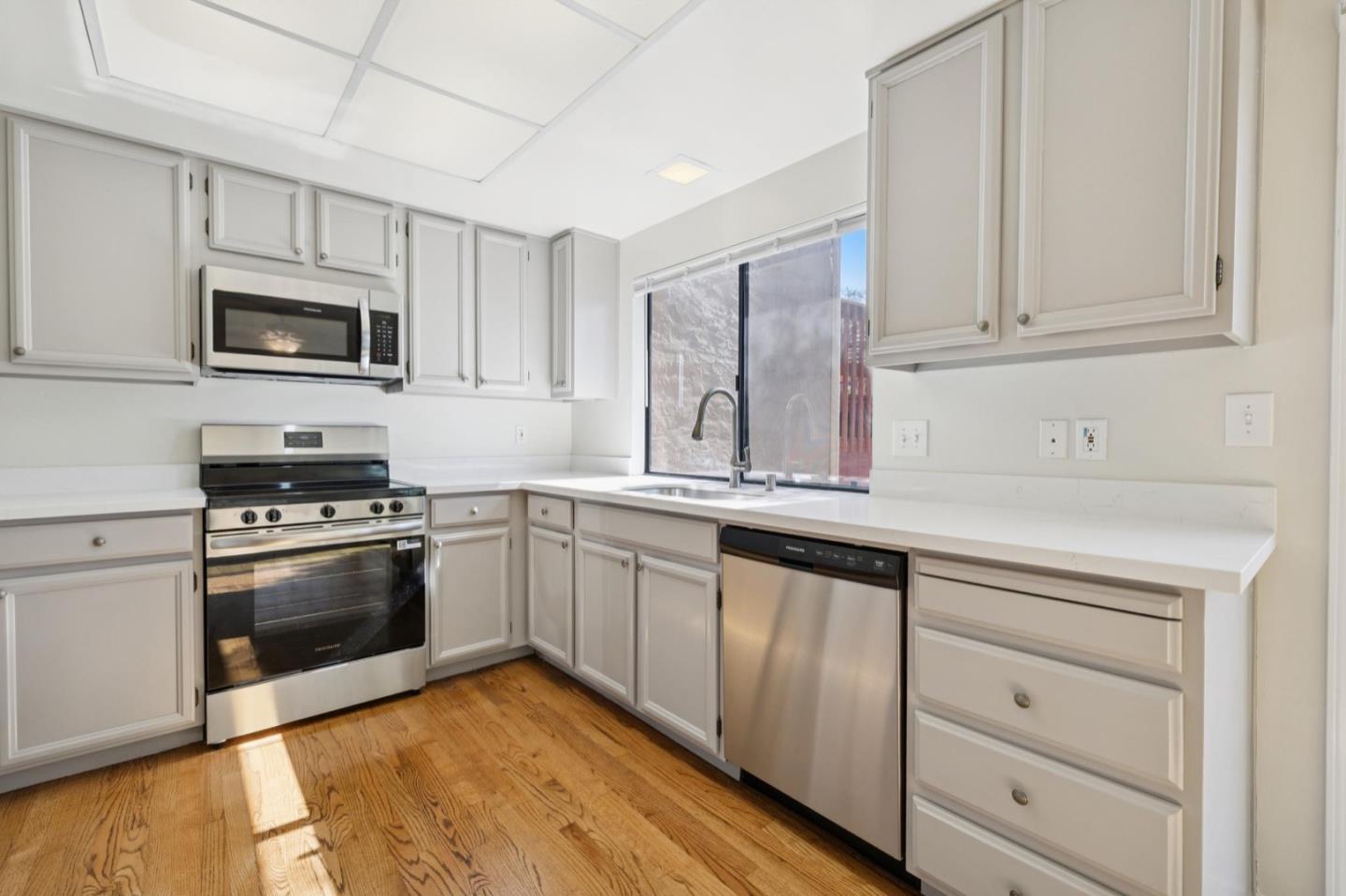 Detail Gallery Image 12 of 46 For 2016 Fairmont Dr, San Mateo,  CA 94402 - 3 Beds | 2/1 Baths