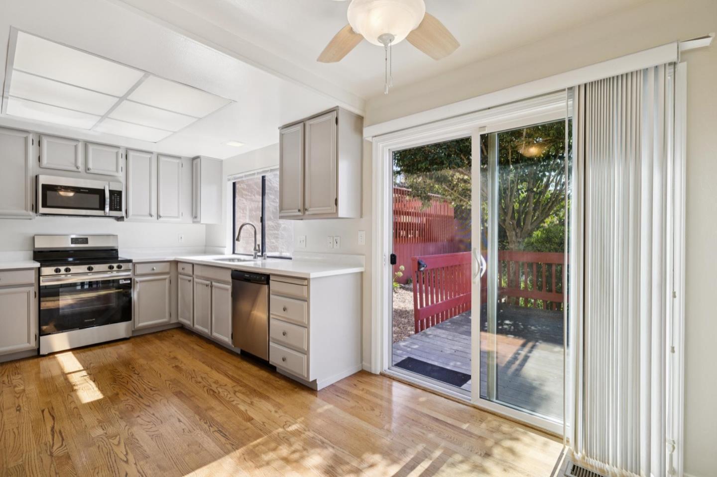 Detail Gallery Image 14 of 46 For 2016 Fairmont Dr, San Mateo,  CA 94402 - 3 Beds | 2/1 Baths