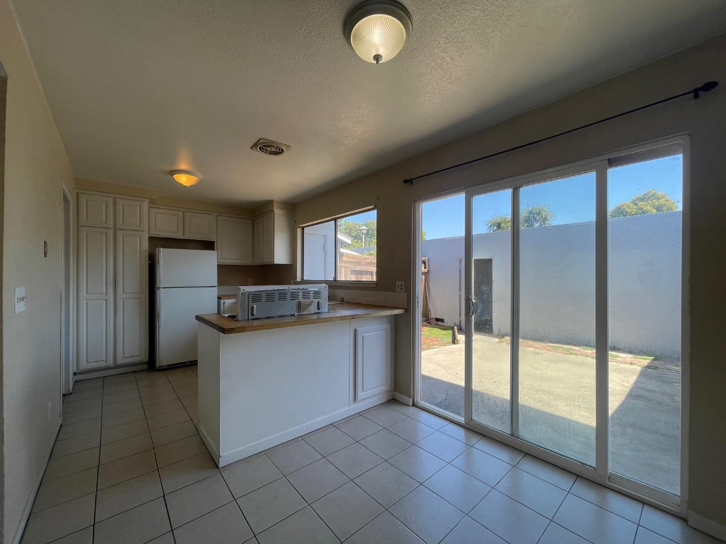 Detail Gallery Image 4 of 14 For 3283 Leafwood Ln, San Jose,  CA 95111 - 3 Beds | 2 Baths