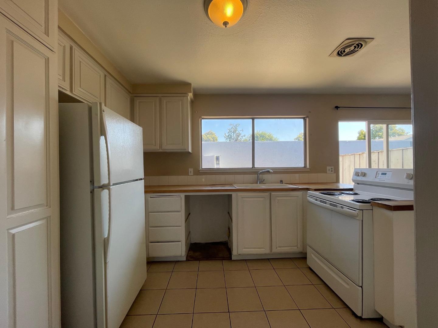 Detail Gallery Image 5 of 14 For 3283 Leafwood Ln, San Jose,  CA 95111 - 3 Beds | 2 Baths