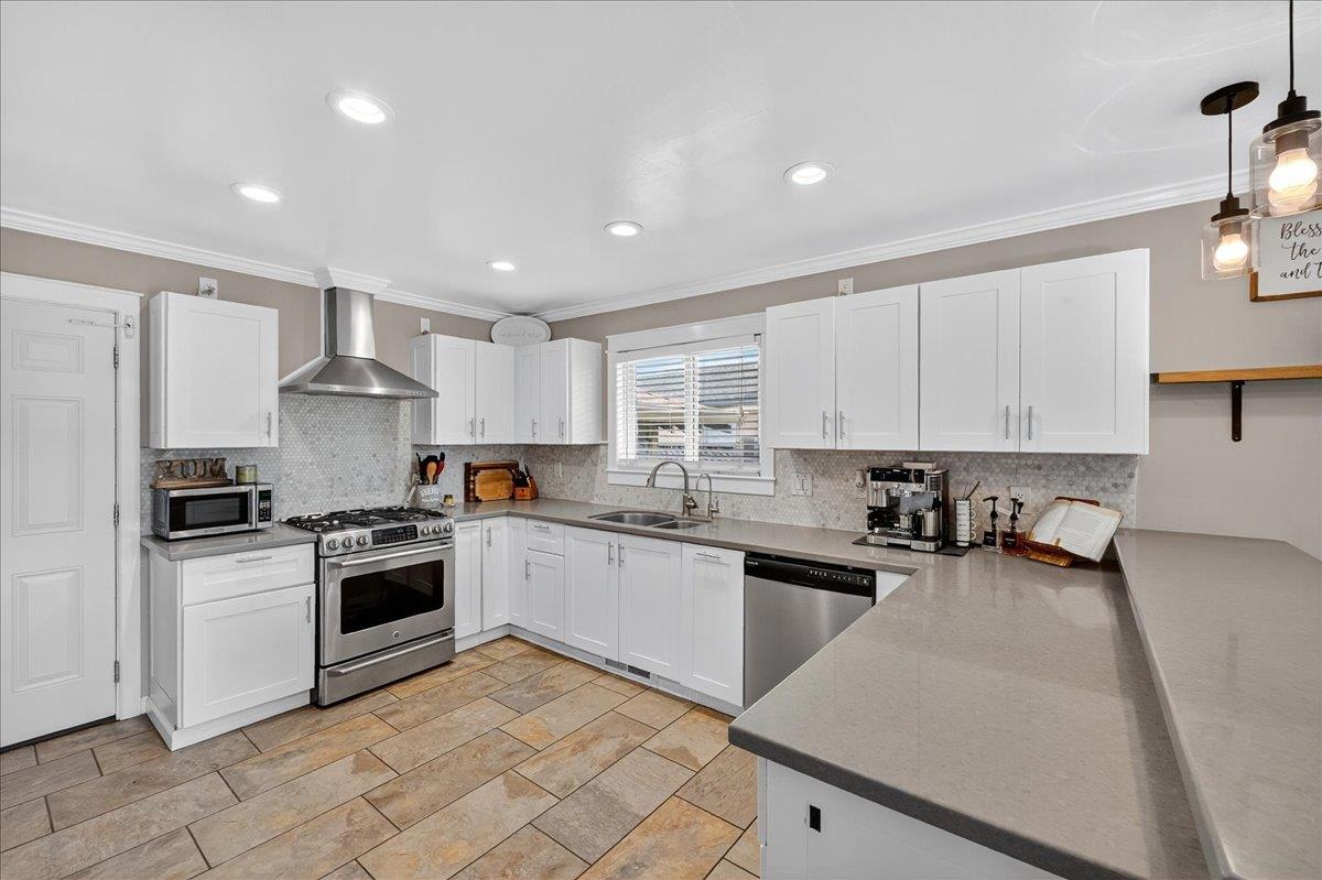Detail Gallery Image 11 of 44 For 877 San Simeon Dr, Salinas,  CA 93901 - 4 Beds | 2 Baths