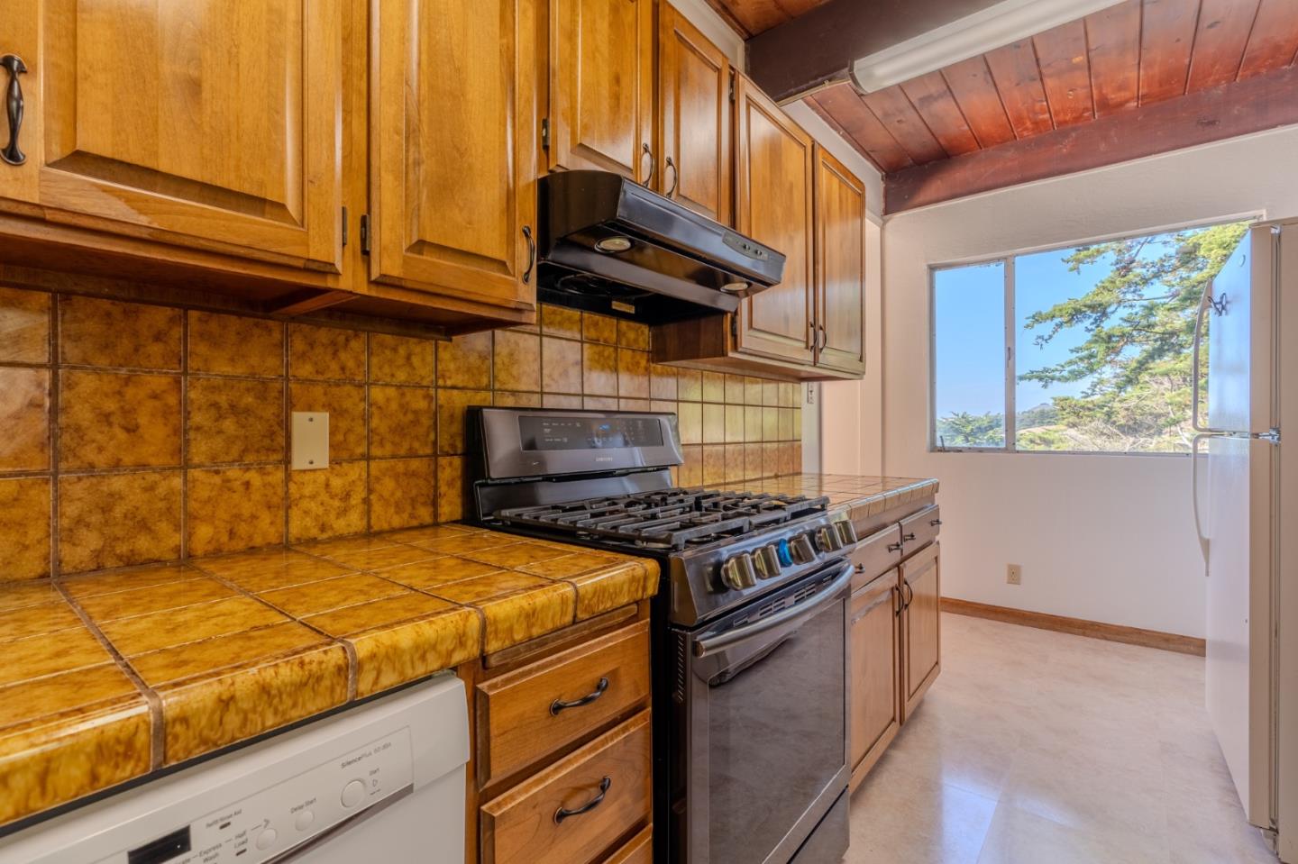 Detail Gallery Image 18 of 30 For 990 Mirador Ter, Pacifica,  CA 94044 - 2 Beds | 1/1 Baths