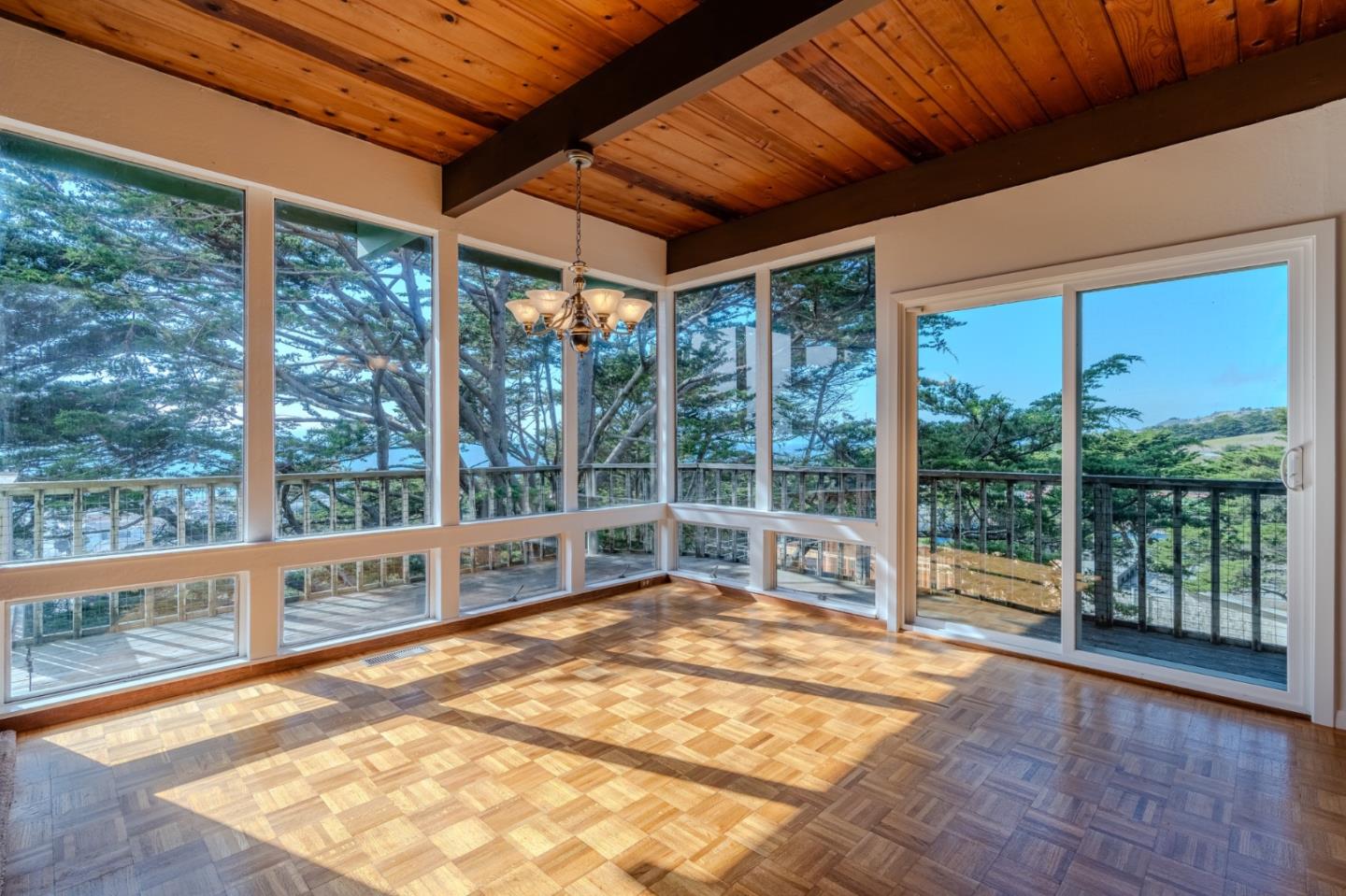 Detail Gallery Image 3 of 30 For 990 Mirador Ter, Pacifica,  CA 94044 - 2 Beds | 1/1 Baths