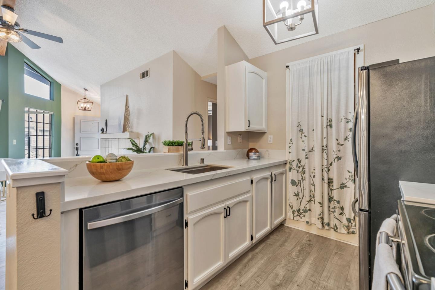 Detail Gallery Image 10 of 37 For 1542 Vista Del Sol, San Mateo,  CA 94404 - 2 Beds | 2 Baths