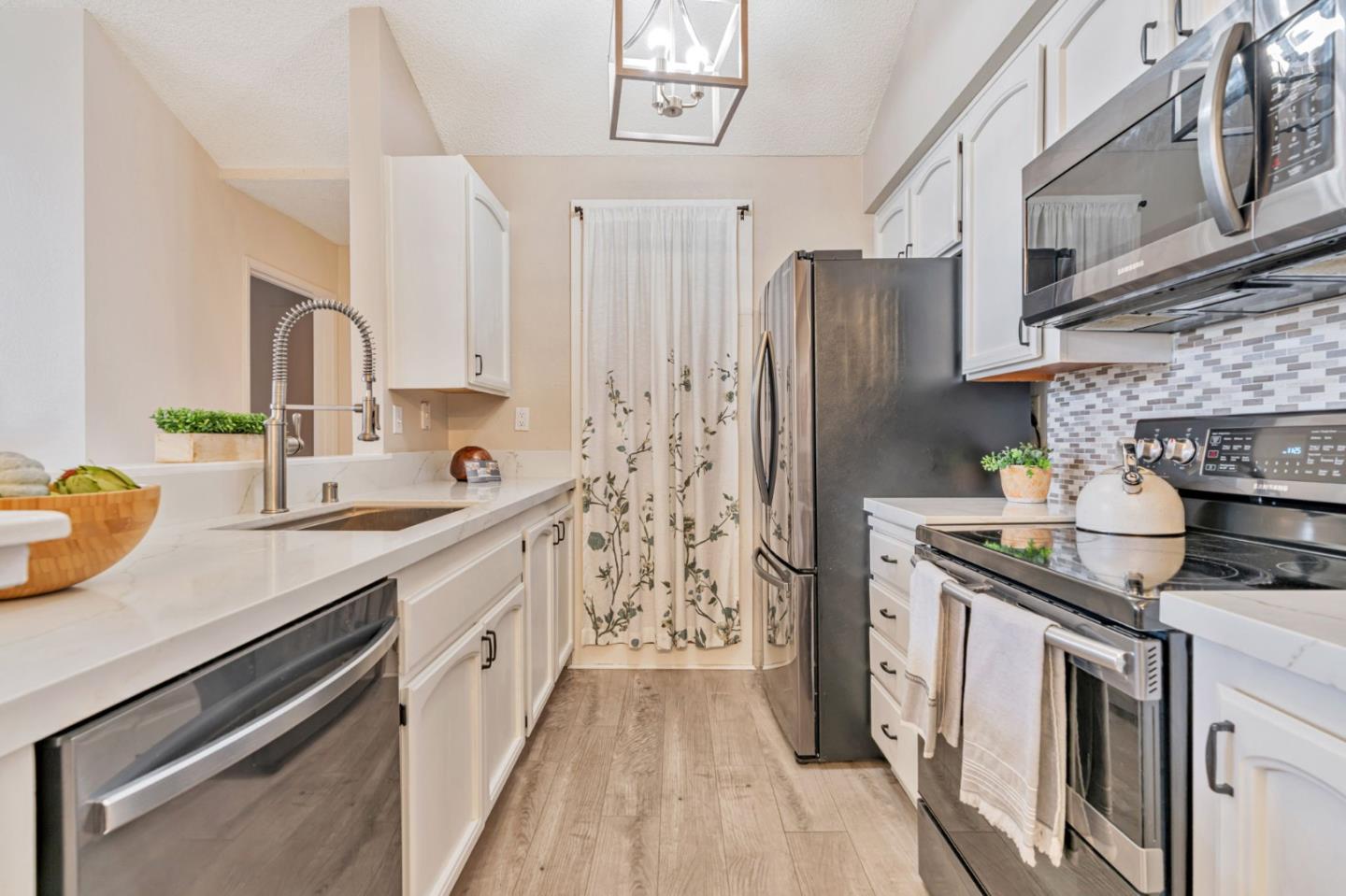 Detail Gallery Image 11 of 37 For 1542 Vista Del Sol, San Mateo,  CA 94404 - 2 Beds | 2 Baths