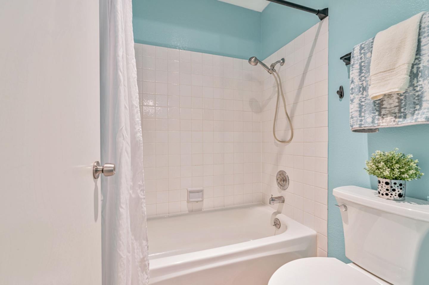 Detail Gallery Image 19 of 37 For 1542 Vista Del Sol, San Mateo,  CA 94404 - 2 Beds | 2 Baths