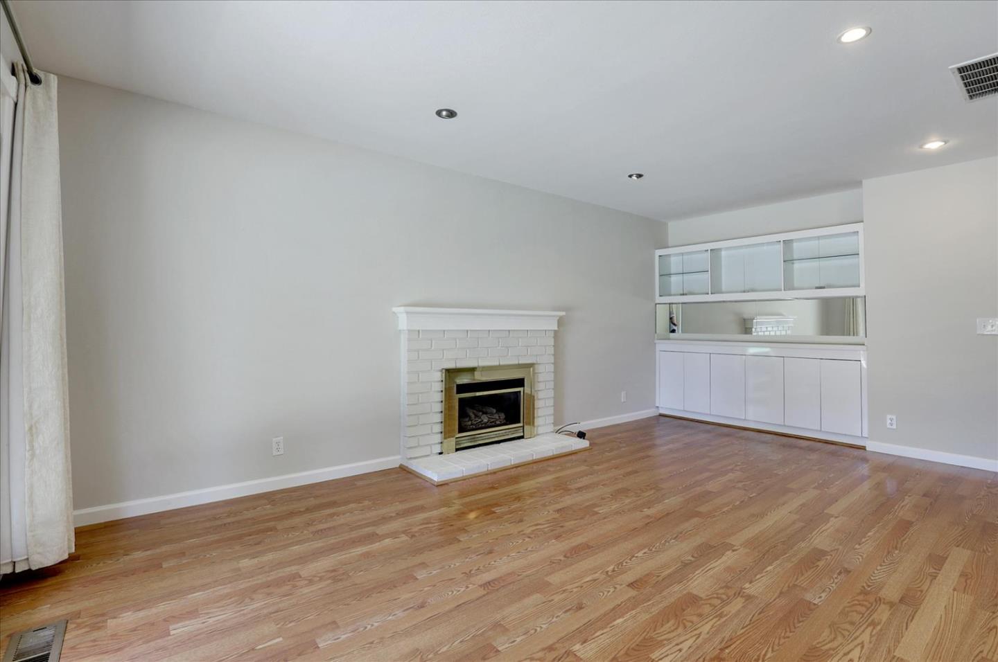 Detail Gallery Image 17 of 50 For 2720 Diericx Dr, Mountain View,  CA 94040 - 4 Beds | 2 Baths