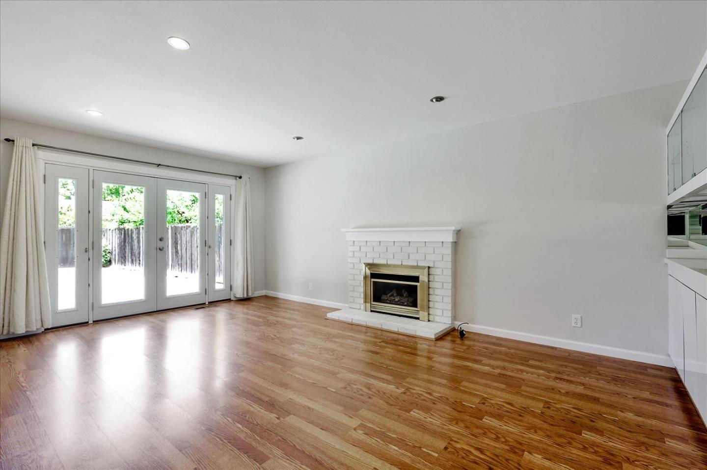Detail Gallery Image 18 of 50 For 2720 Diericx Dr, Mountain View,  CA 94040 - 4 Beds | 2 Baths