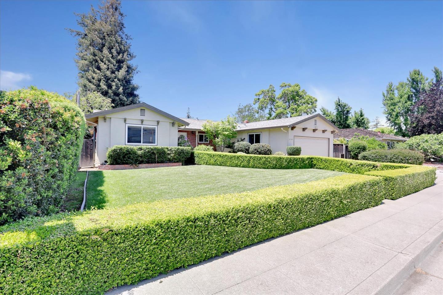 Detail Gallery Image 4 of 50 For 2720 Diericx Dr, Mountain View,  CA 94040 - 4 Beds | 2 Baths