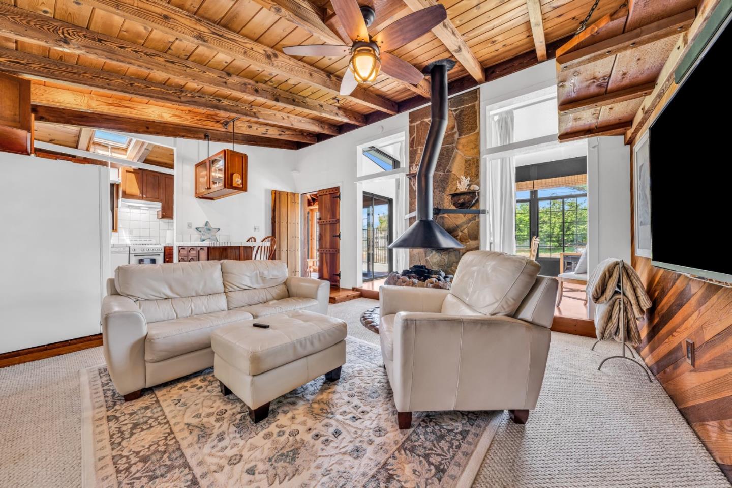 Detail Gallery Image 10 of 75 For 575 Dolores Ave, Half Moon Bay,  CA 94019 - 3 Beds | 3 Baths
