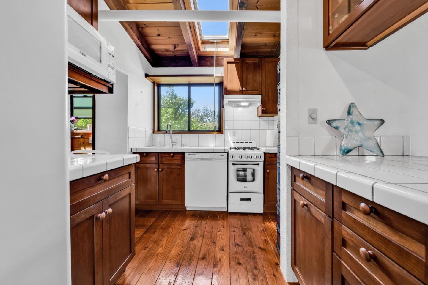 Detail Gallery Image 16 of 75 For 575 Dolores Ave, Half Moon Bay,  CA 94019 - 3 Beds | 3 Baths