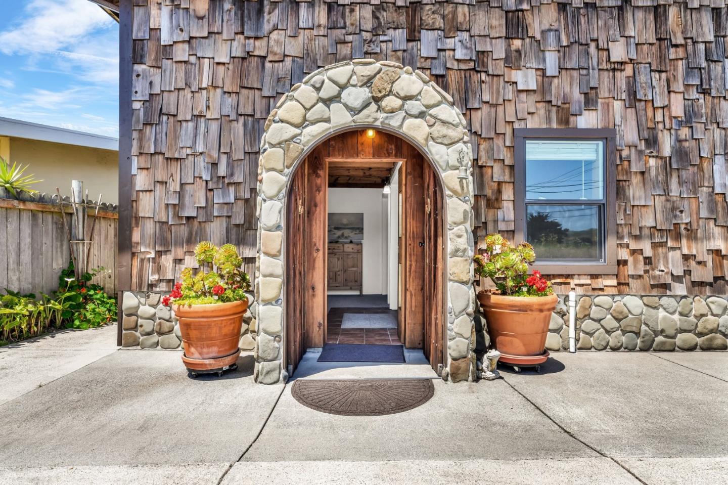 Detail Gallery Image 5 of 75 For 575 Dolores Ave, Half Moon Bay,  CA 94019 - 3 Beds | 3 Baths