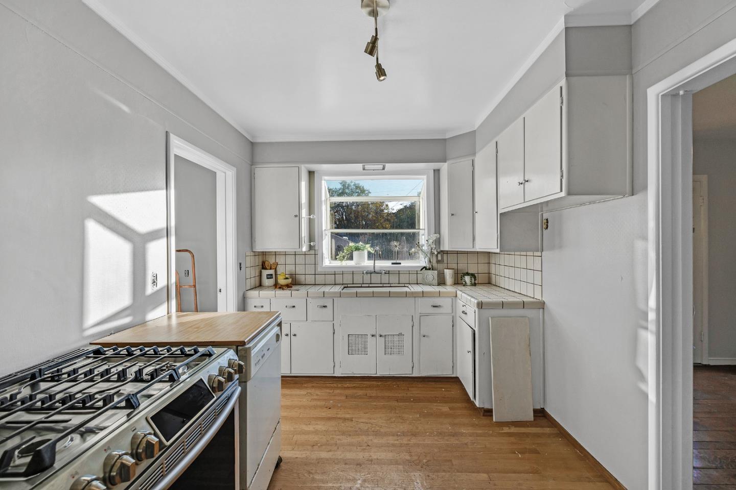 Detail Gallery Image 13 of 31 For 162 Covington St, Oakland,  CA 94605 - 2 Beds | 1 Baths