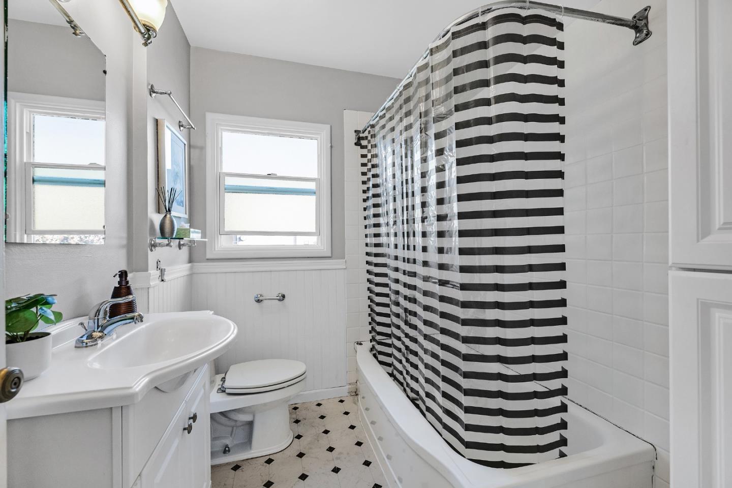 Detail Gallery Image 18 of 31 For 162 Covington St, Oakland,  CA 94605 - 2 Beds | 1 Baths