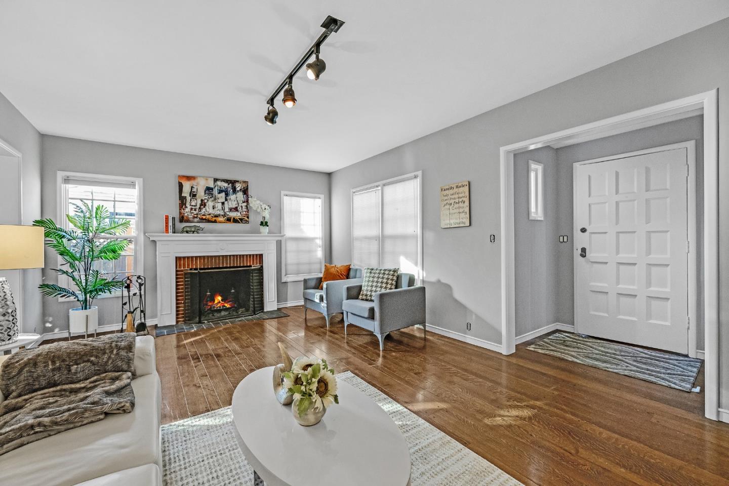 Detail Gallery Image 4 of 31 For 162 Covington St, Oakland,  CA 94605 - 2 Beds | 1 Baths