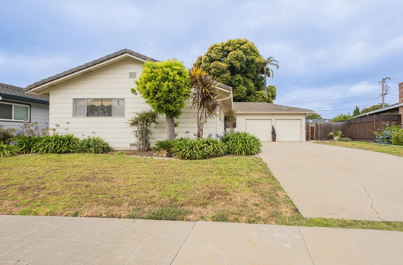 Detail Gallery Image 2 of 34 For 786 Bellarmine Dr, Salinas,  CA 93901 - 4 Beds | 2 Baths