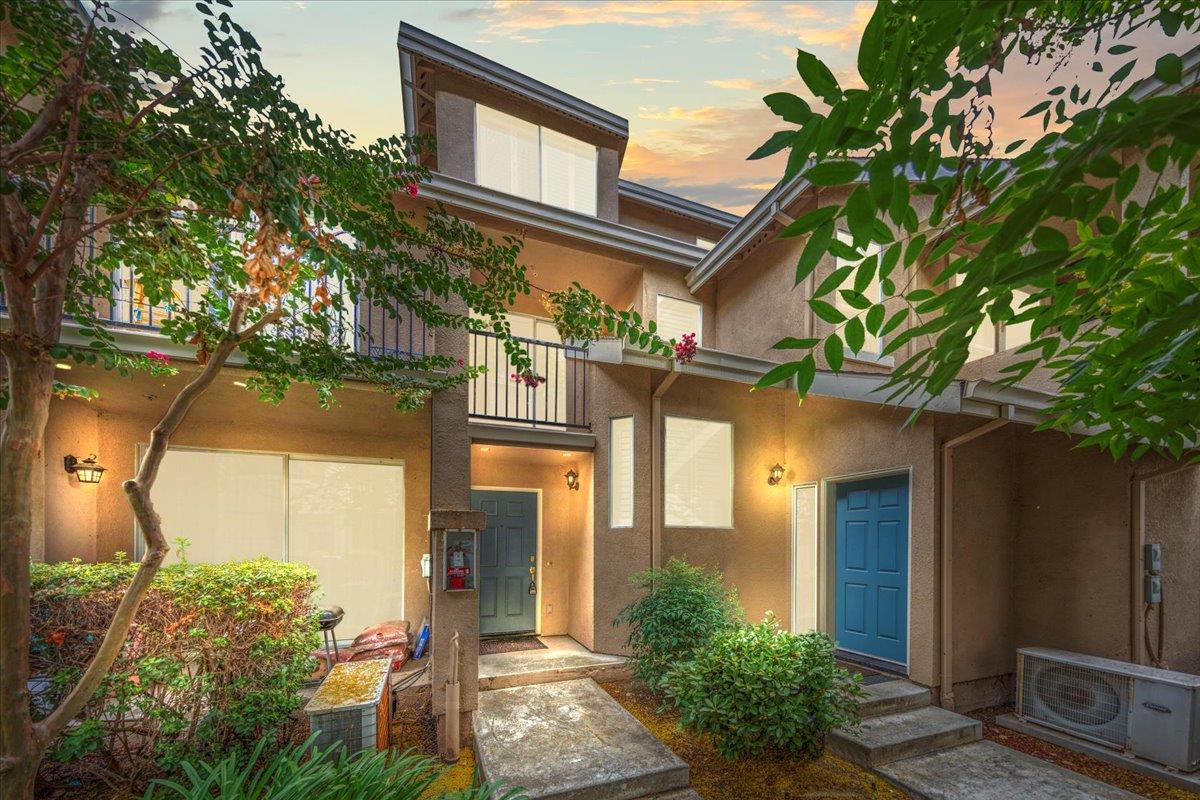 Detail Gallery Image 1 of 34 For 1083 Esparanza Way, San Jose,  CA 95138 - 1 Beds | 1/1 Baths