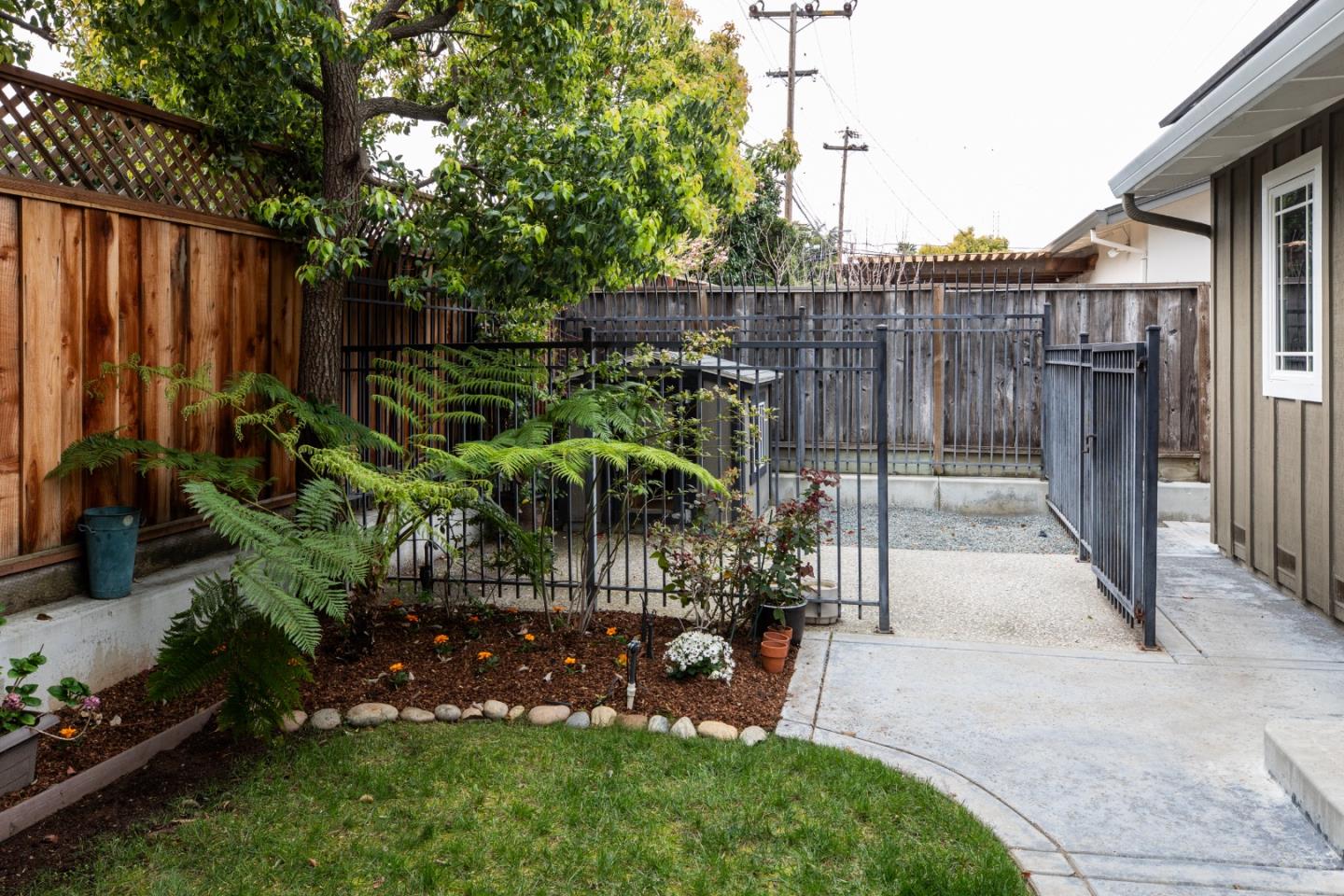 Detail Gallery Image 31 of 37 For 206 Thomas Dr, Los Gatos,  CA 95032 - 3 Beds | 2 Baths
