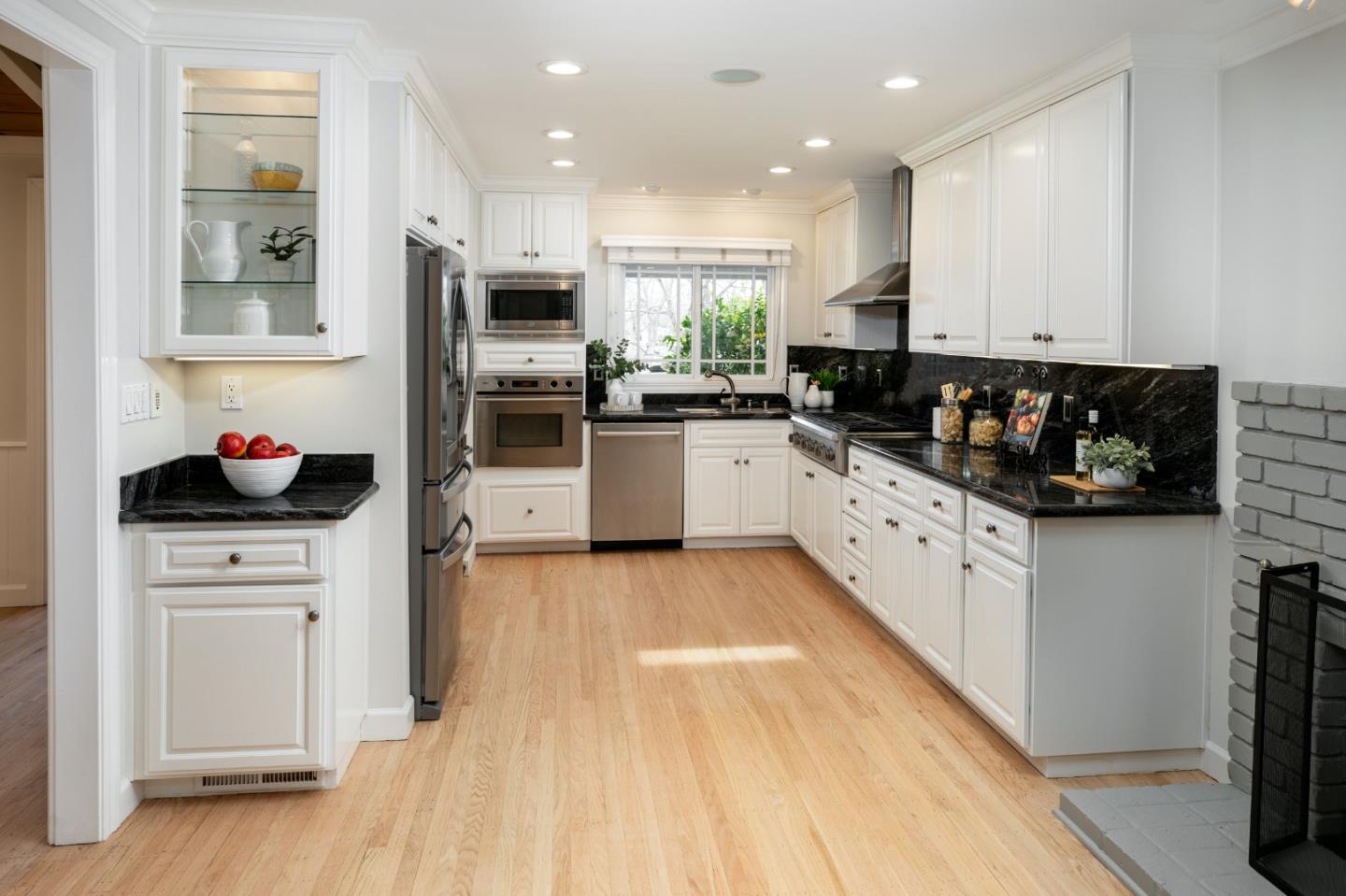 Detail Gallery Image 5 of 37 For 206 Thomas Dr, Los Gatos,  CA 95032 - 3 Beds | 2 Baths