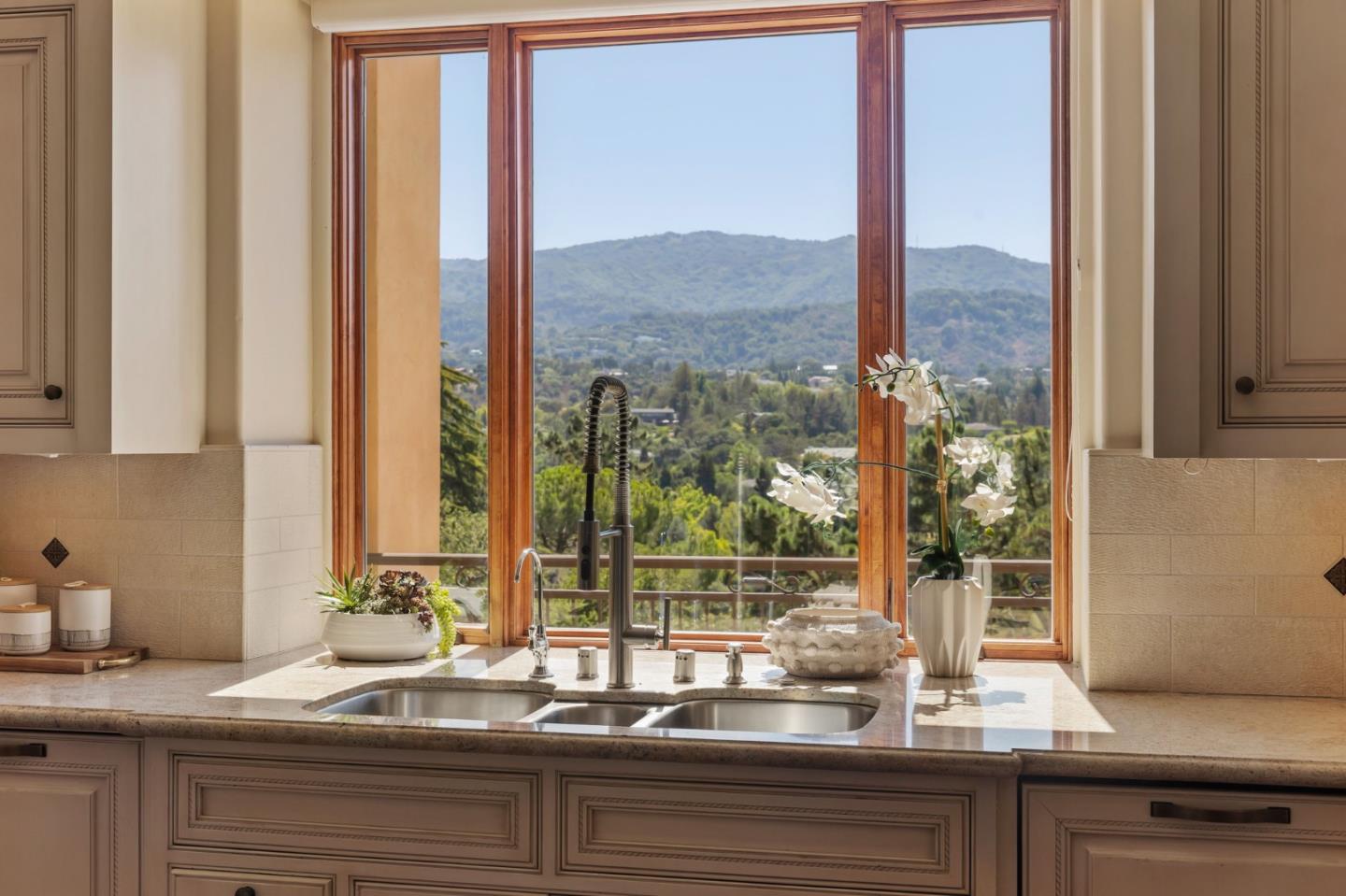 Detail Gallery Image 14 of 37 For 24570 Ruth Lee Ct, Los Altos,  CA 94024 - 5 Beds | 4/2 Baths