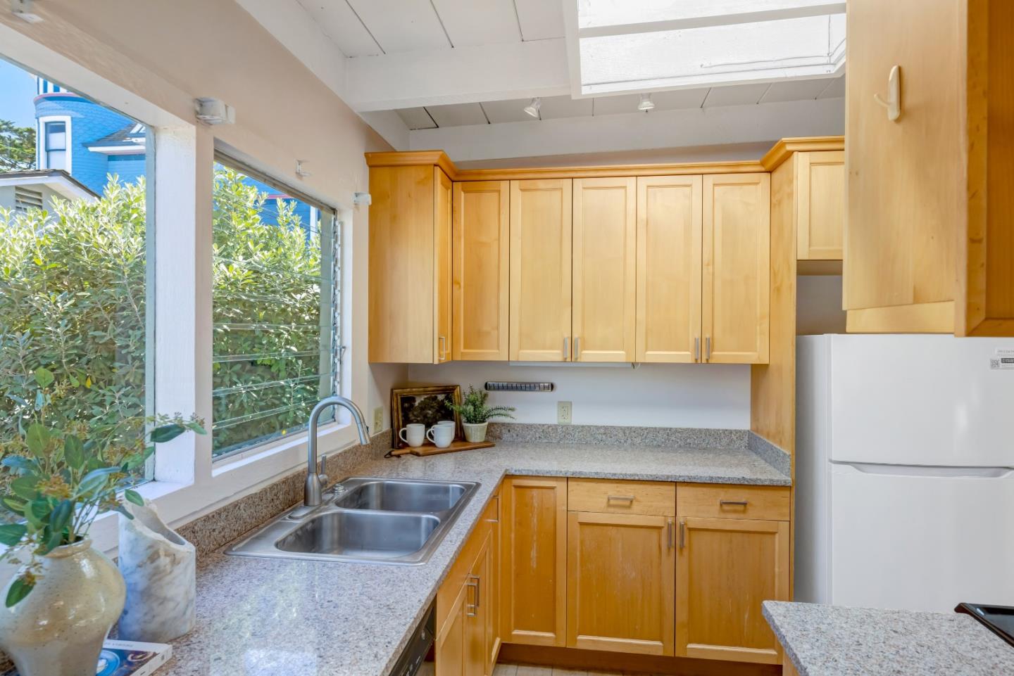 Detail Gallery Image 11 of 44 For 229 7th St, Pacific Grove,  CA 93950 - 3 Beds | 2 Baths