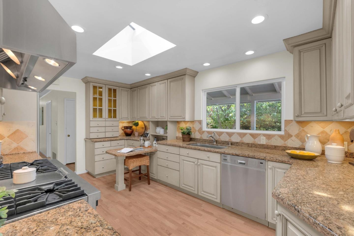 Detail Gallery Image 10 of 36 For 1249 Marilyn Ct, Mountain View,  CA 94040 - 3 Beds | 2 Baths
