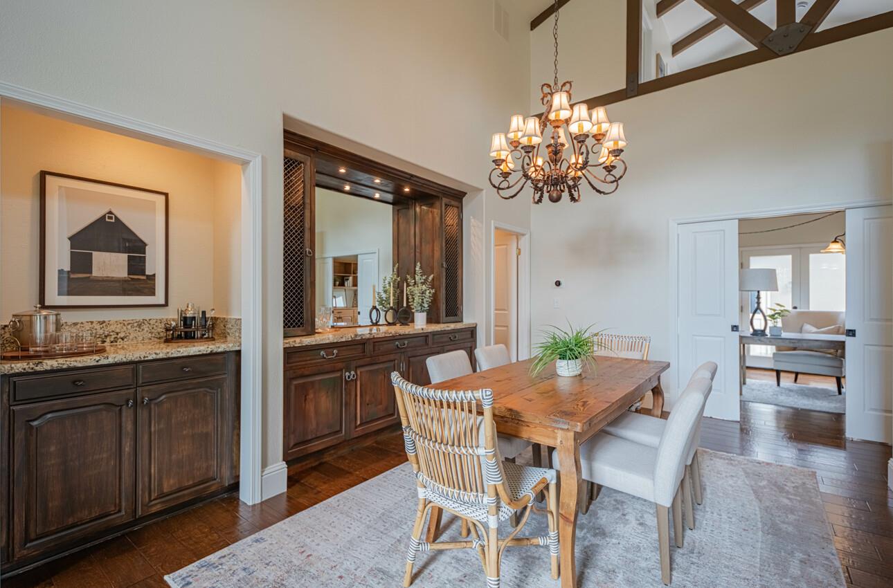 Detail Gallery Image 15 of 66 For 25603 Creekview Cir, Salinas,  CA 93908 - 4 Beds | 3 Baths