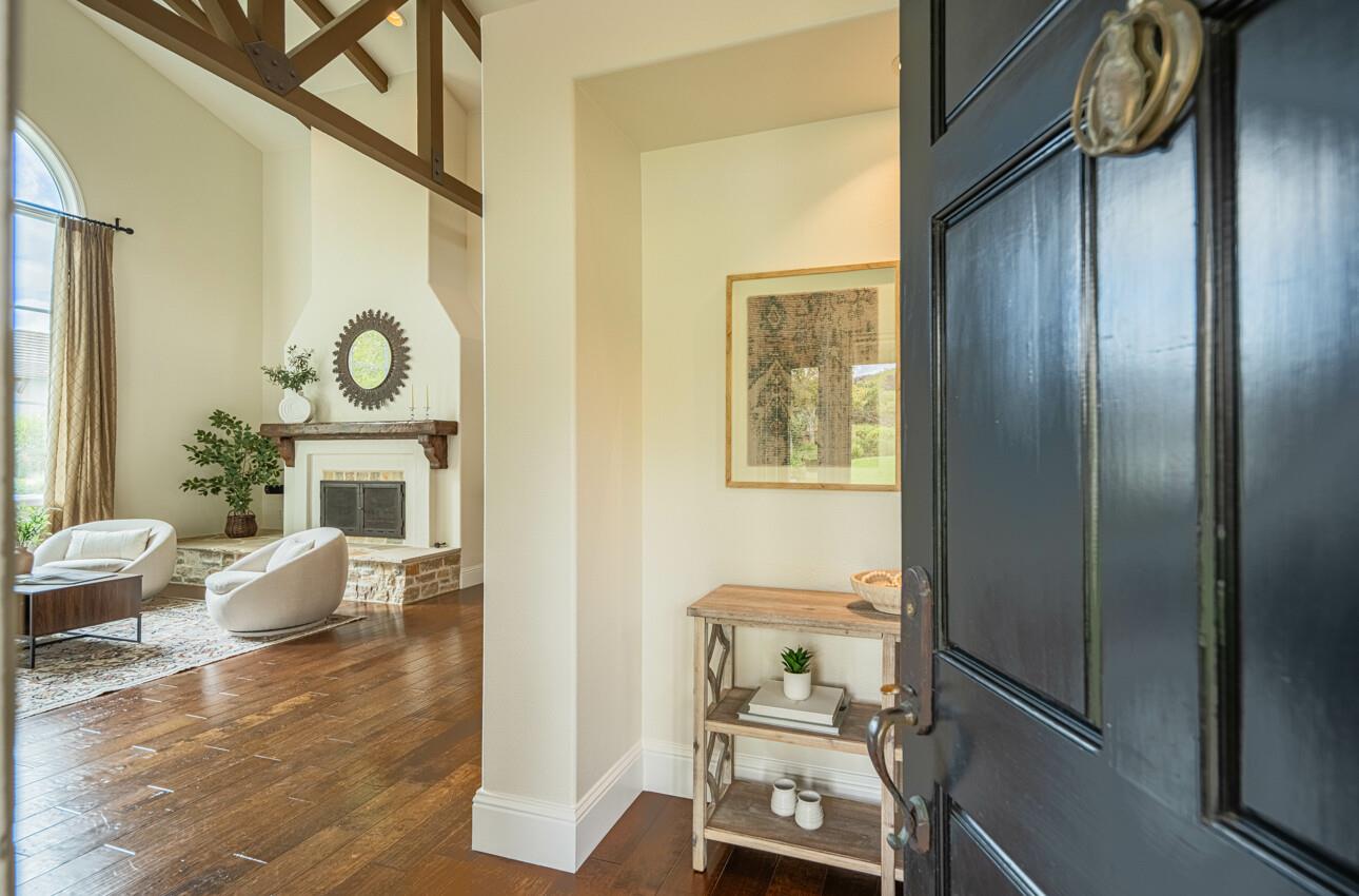 Detail Gallery Image 7 of 66 For 25603 Creekview Cir, Salinas,  CA 93908 - 4 Beds | 3 Baths