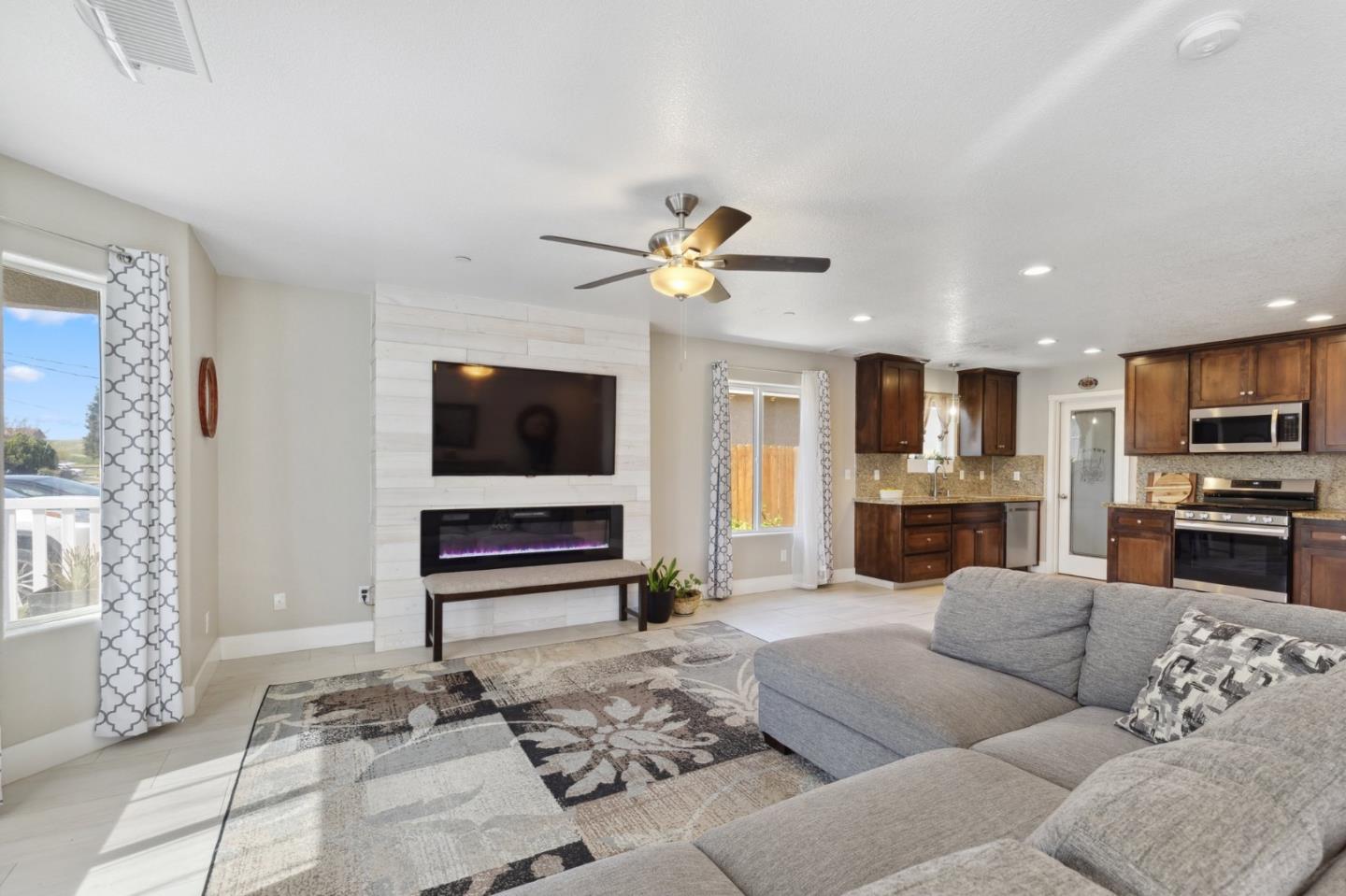Detail Gallery Image 2 of 21 For 22356 Arnott Dr, Chowchilla,  CA 93610 - 3 Beds | 2 Baths