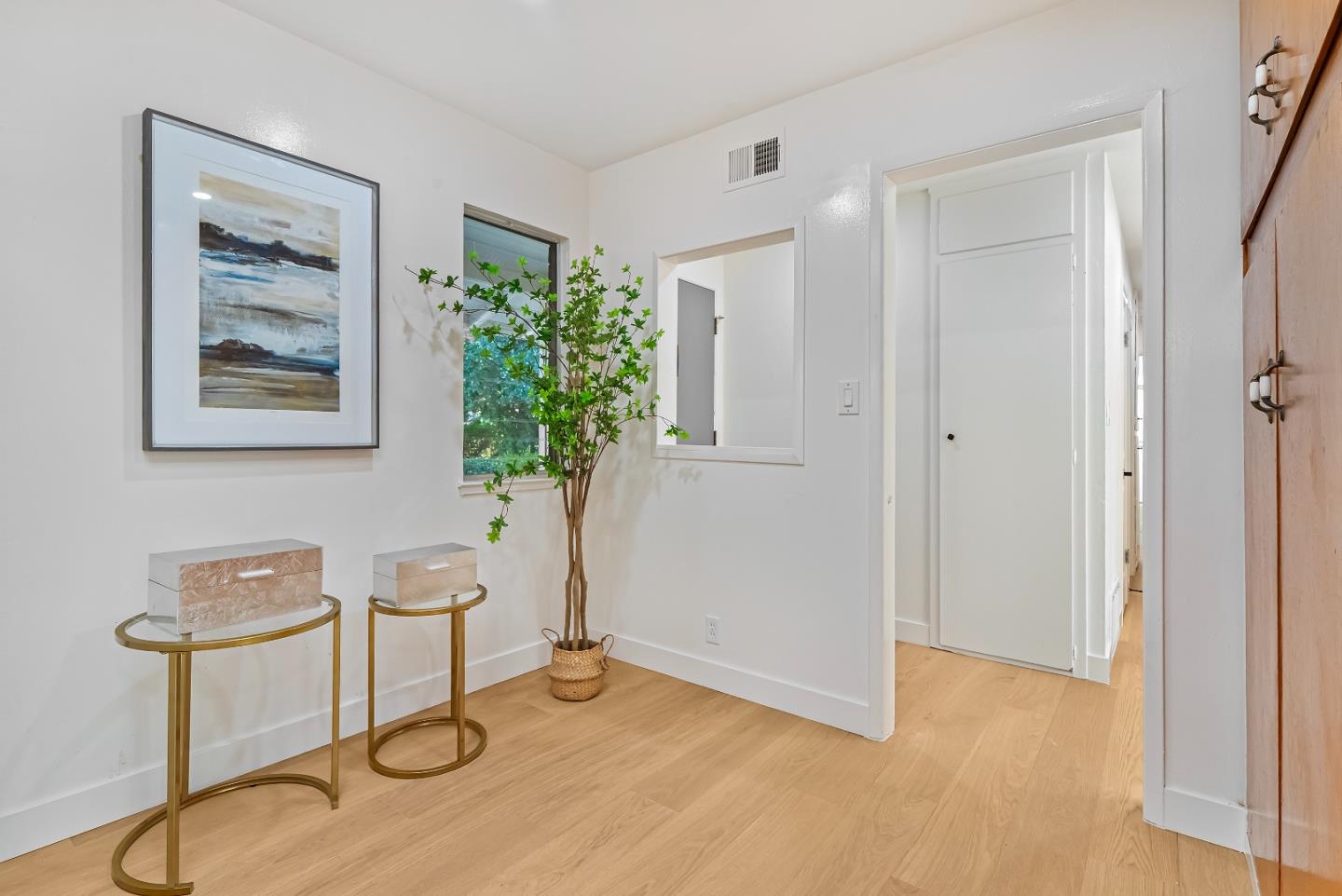 Detail Gallery Image 11 of 39 For 884 San Simeon Dr, Mountain View,  CA 94043 - 4 Beds | 2 Baths