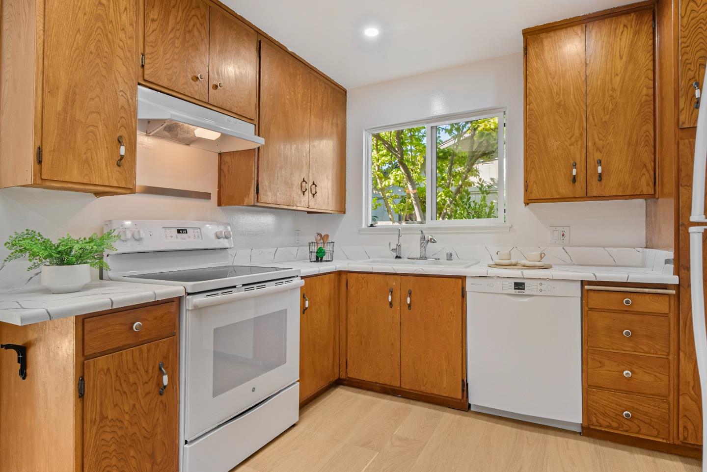 Detail Gallery Image 13 of 39 For 884 San Simeon Dr, Mountain View,  CA 94043 - 4 Beds | 2 Baths