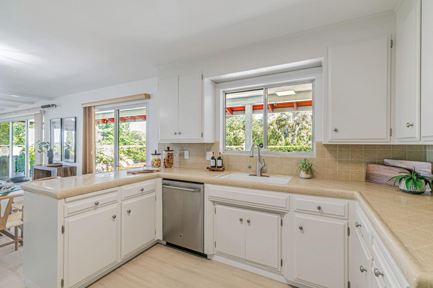 Detail Gallery Image 14 of 34 For 2261 via Maderos, Los Altos,  CA 94024 - 3 Beds | 2 Baths