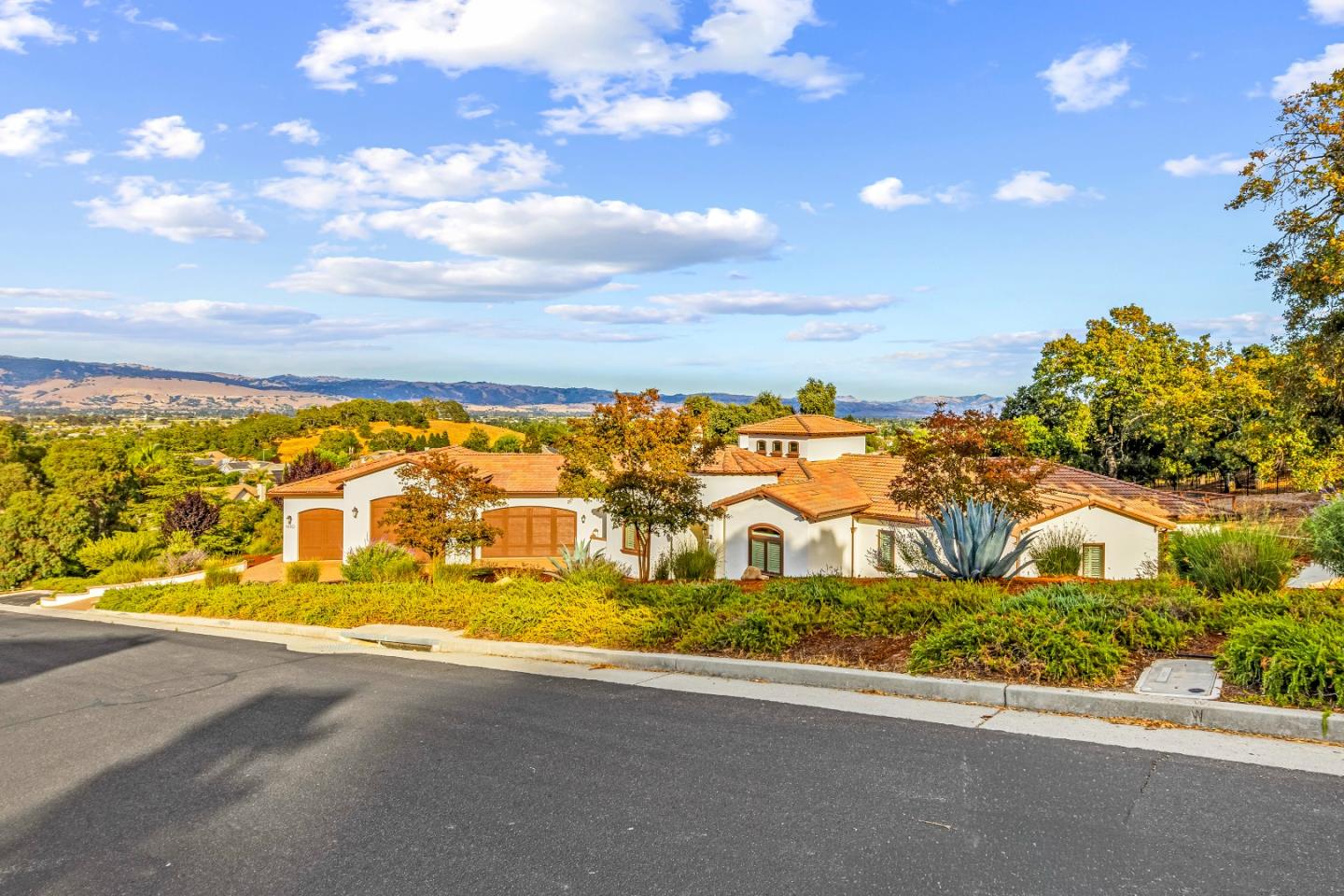 Detail Gallery Image 2 of 75 For 9110 Tea Tree Way, Gilroy,  CA 95020 - 5 Beds | 3/1 Baths