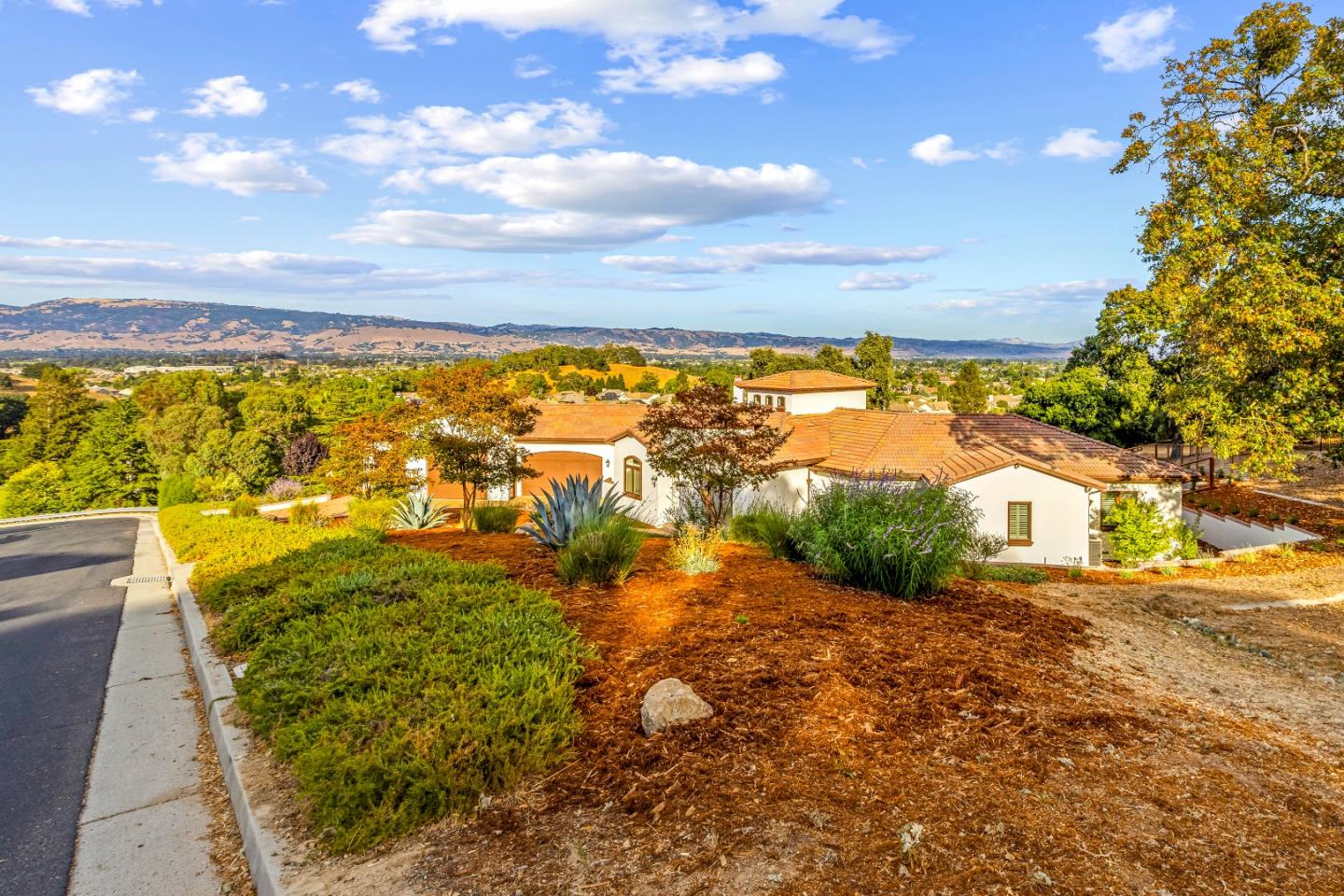 Detail Gallery Image 3 of 75 For 9110 Tea Tree Way, Gilroy,  CA 95020 - 5 Beds | 3/1 Baths