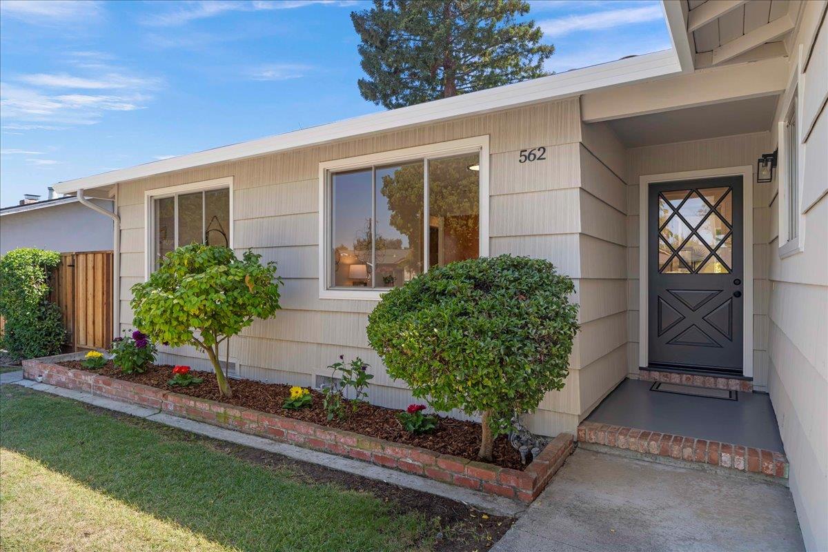 Detail Gallery Image 3 of 25 For 562 Dublin Way, Sunnyvale,  CA 94087 - 4 Beds | 2 Baths