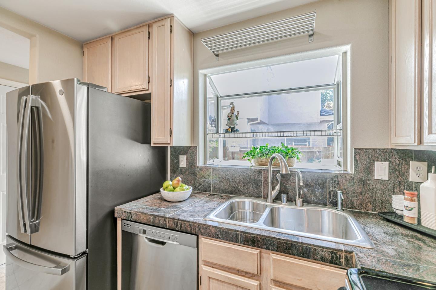 Detail Gallery Image 4 of 12 For 283 Esther Ave, Campbell,  CA 95008 - 3 Beds | 3 Baths