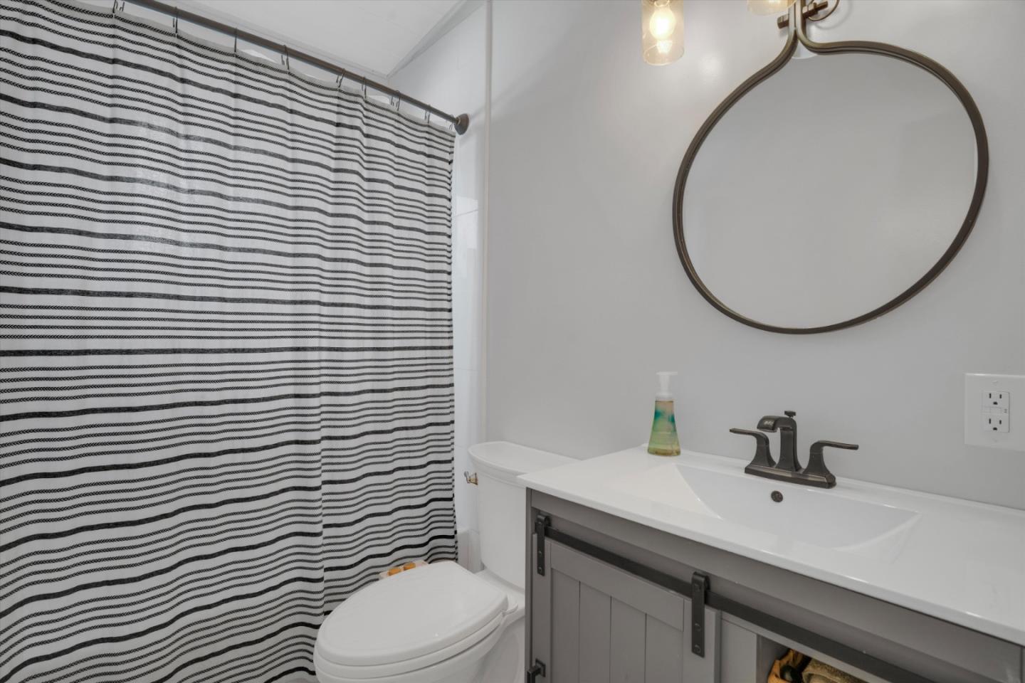 Detail Gallery Image 11 of 29 For 1430 Hill Ave, Menlo Park,  CA 94025 - 3 Beds | 1 Baths