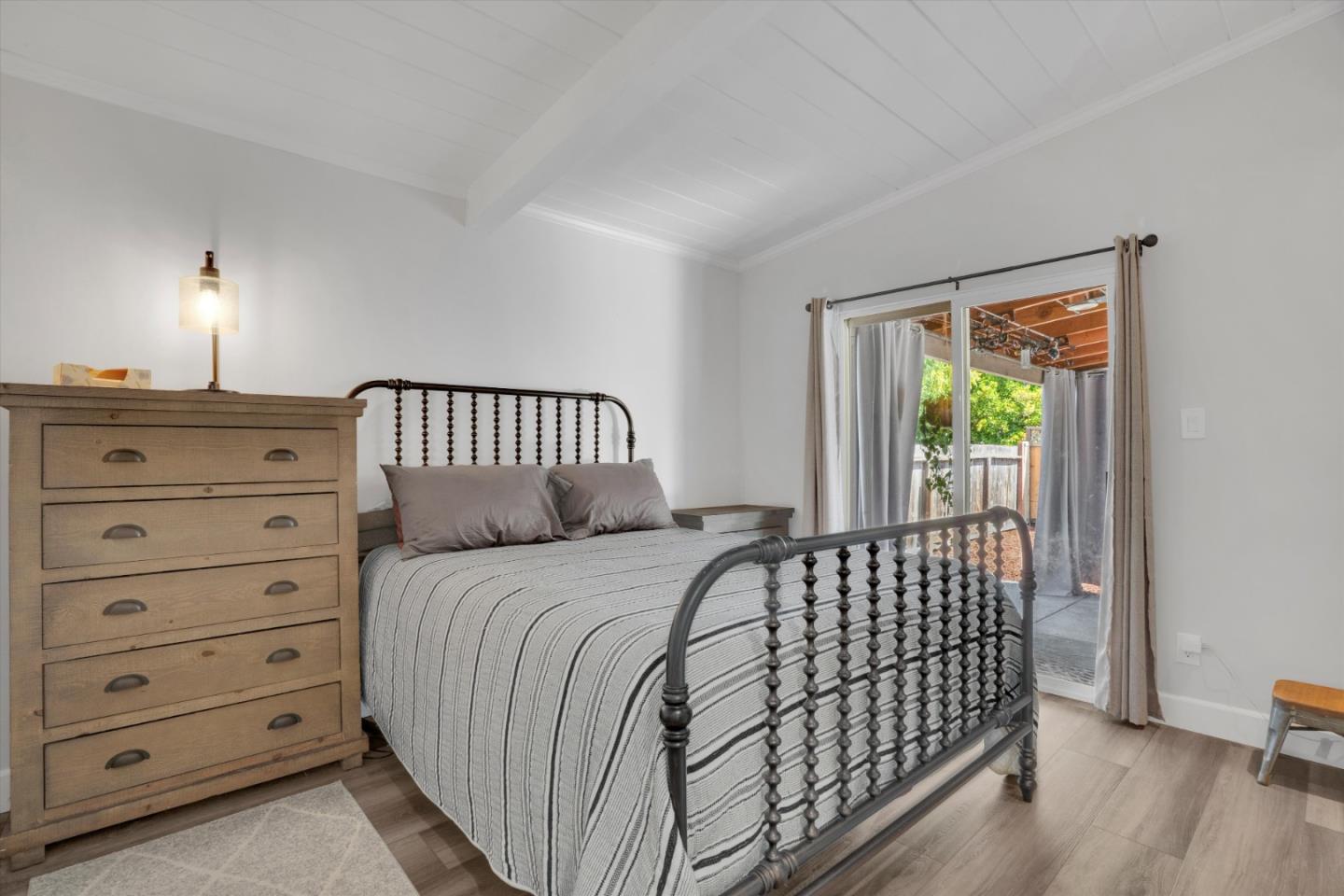 Detail Gallery Image 12 of 29 For 1430 Hill Ave, Menlo Park,  CA 94025 - 3 Beds | 1 Baths