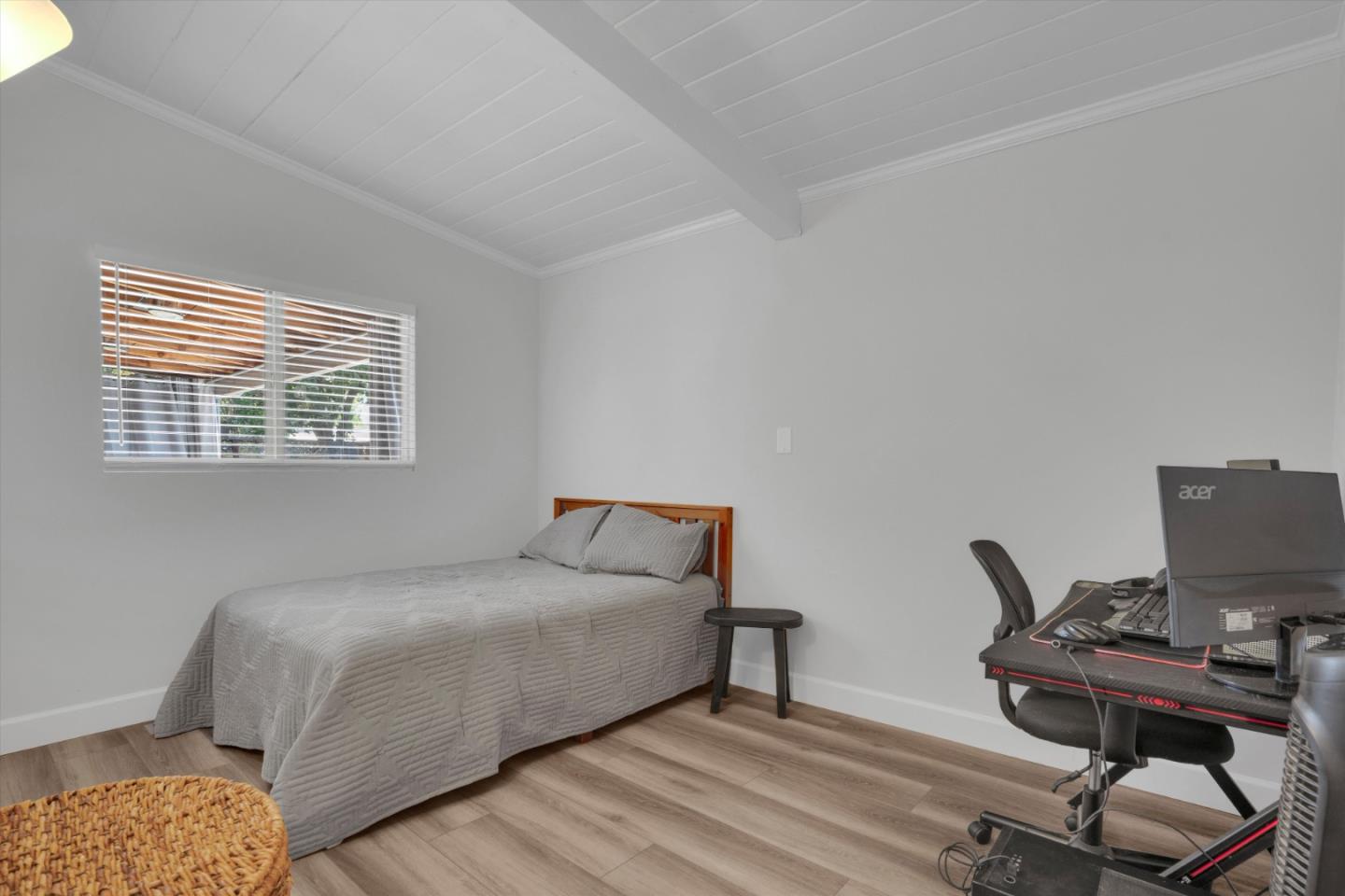 Detail Gallery Image 13 of 29 For 1430 Hill Ave, Menlo Park,  CA 94025 - 3 Beds | 1 Baths