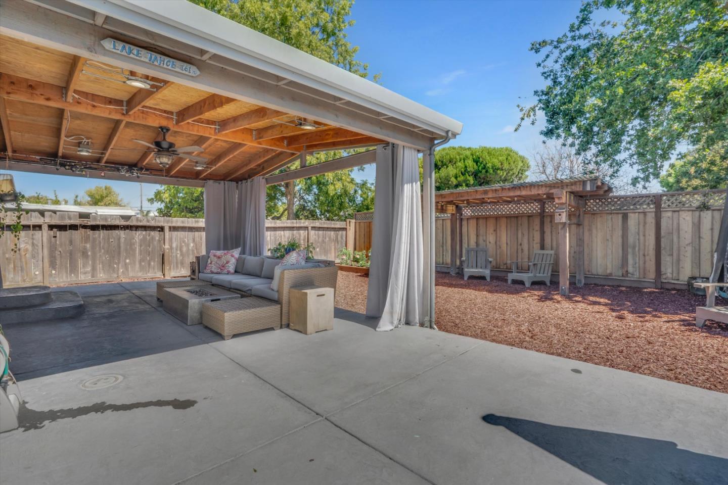 Detail Gallery Image 15 of 29 For 1430 Hill Ave, Menlo Park,  CA 94025 - 3 Beds | 1 Baths