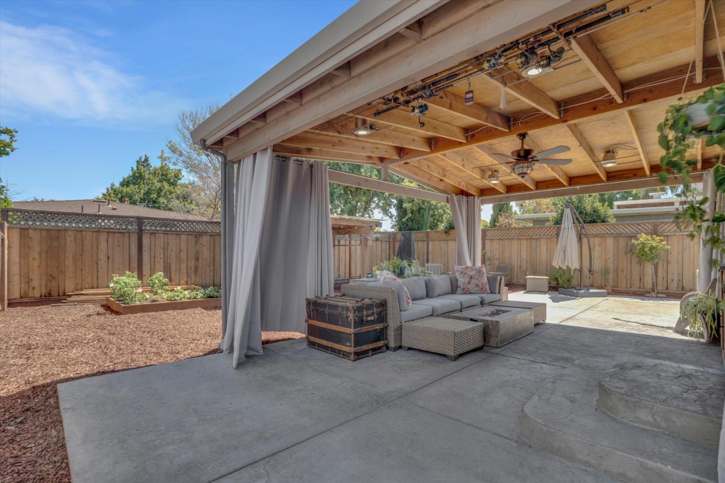 Detail Gallery Image 17 of 29 For 1430 Hill Ave, Menlo Park,  CA 94025 - 3 Beds | 1 Baths