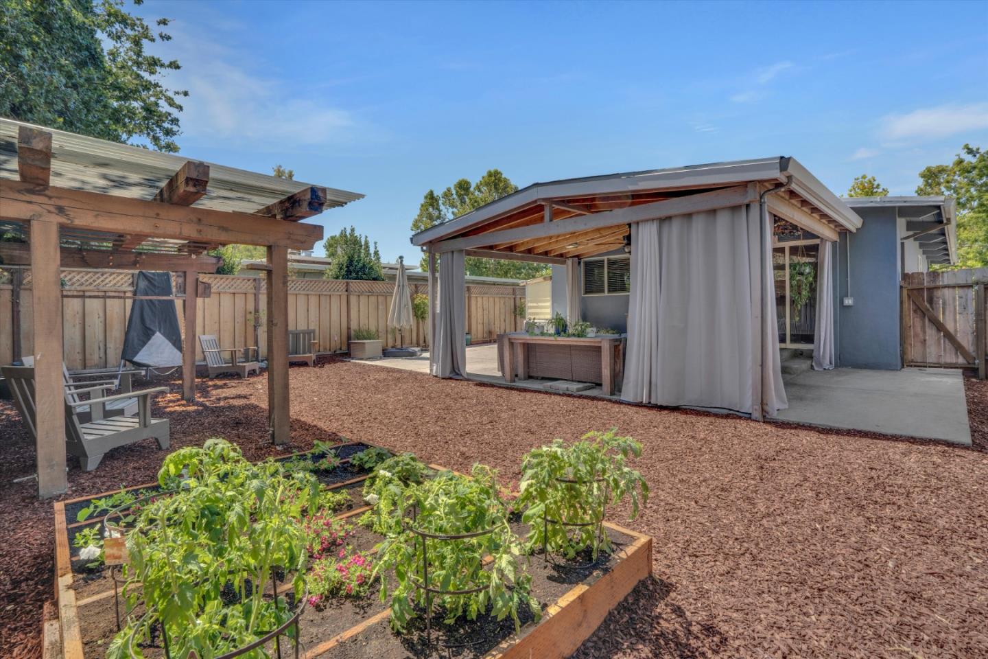 Detail Gallery Image 19 of 29 For 1430 Hill Ave, Menlo Park,  CA 94025 - 3 Beds | 1 Baths