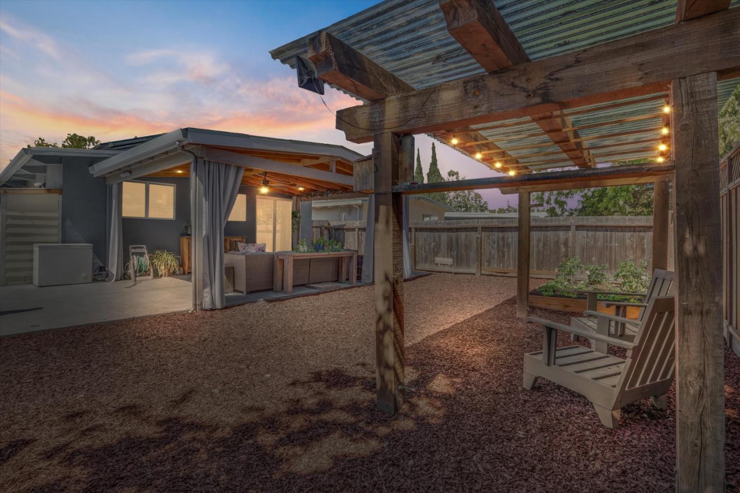 Detail Gallery Image 23 of 29 For 1430 Hill Ave, Menlo Park,  CA 94025 - 3 Beds | 1 Baths