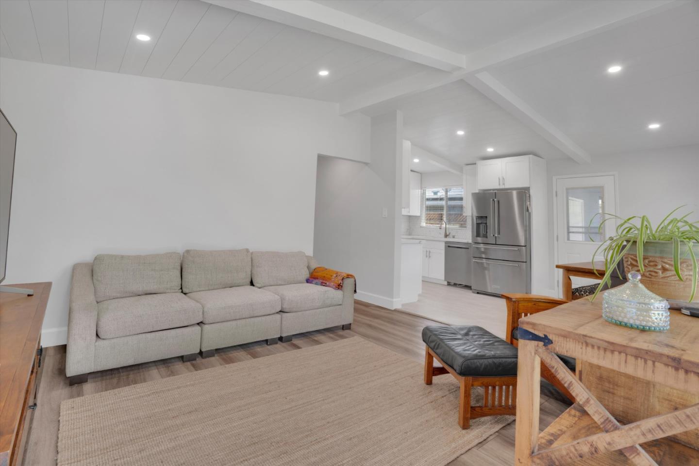 Detail Gallery Image 4 of 29 For 1430 Hill Ave, Menlo Park,  CA 94025 - 3 Beds | 1 Baths
