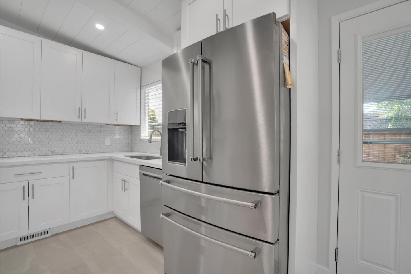 Detail Gallery Image 6 of 29 For 1430 Hill Ave, Menlo Park,  CA 94025 - 3 Beds | 1 Baths