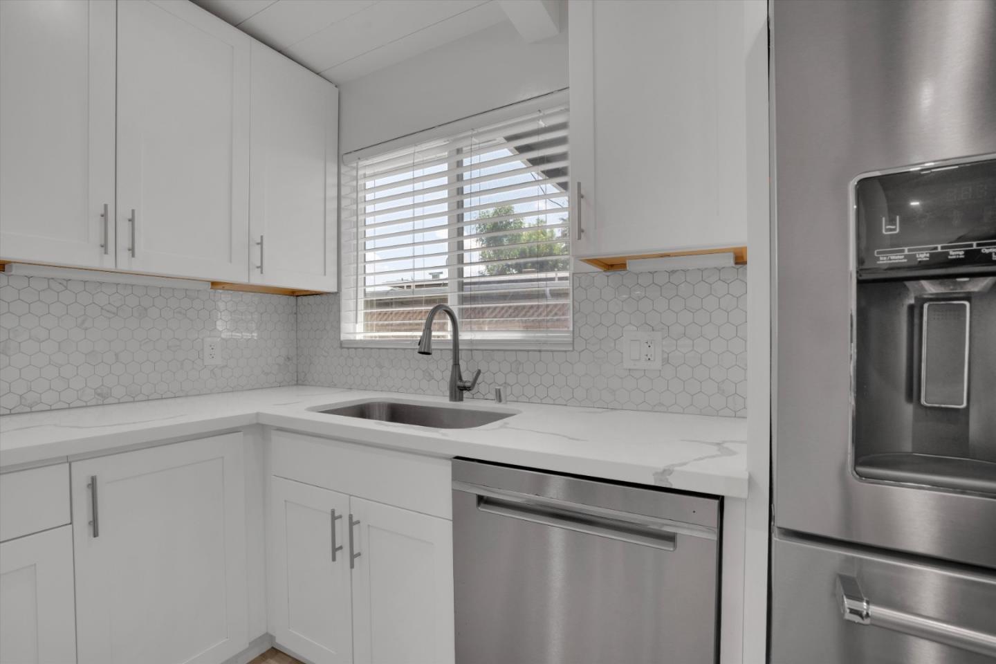 Detail Gallery Image 7 of 29 For 1430 Hill Ave, Menlo Park,  CA 94025 - 3 Beds | 1 Baths
